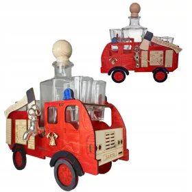  Feuerwehrauto mit Karaffe und Gläsern
