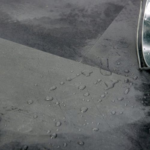 Dunkle Betonbodenplatten 5 mm