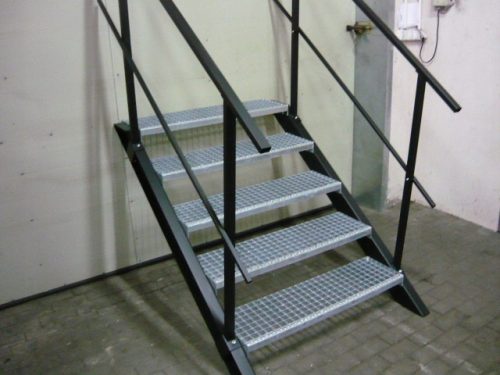 Einfache Treppe aus massivem Metall 90 cm