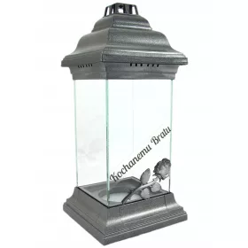    Eine Kerze für einen Bruder, eine Kapelle, eine Laterne für einen geliebten Bruder