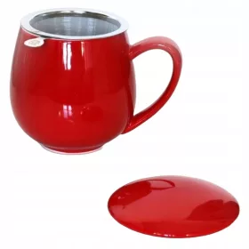  Ein glänzend rotes Becherset mit Edelstahlsieb und Deckel