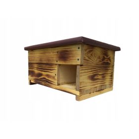  Ein Holzhaus für einen IGEL, ein Bett. Kamin