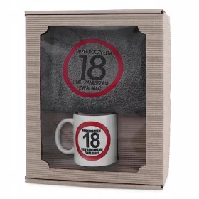    Ein Set aus Handtuch und Becher, ein Geschenk zum 18. Geburtstag