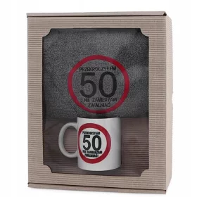    Set aus HANDTUCH und BECHER, ein Geschenk zu seinem 18. Geburtstag