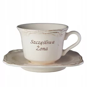  Eine Tasse und Untertasse mit der Gravur „Happy Wife“.