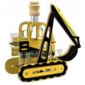    Bagger-Karaffe mit Gläsern. Für einen Baumeister. Kostenloser Anhänger zum Geburtstag