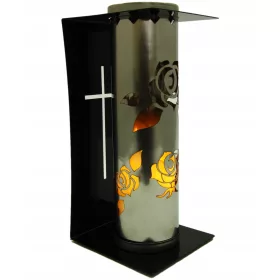    Eine moderne Kerze aus Stahl, eine Laterne mit Rose oder Herz