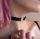  Minimalistisches Halsband mit einem sexy schwarzen Kreis