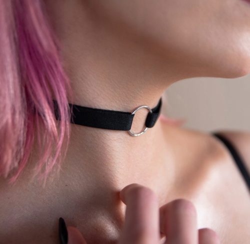  Minimalistisches Halsband mit einem sexy schwarzen Kreis