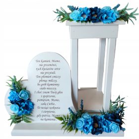    Ein Herz auf einem großen Sockel mit einer Laterne als Denkmal