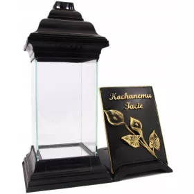    Eine Kerze mit Ständer für Dear Dad, eine Laterne für Dad