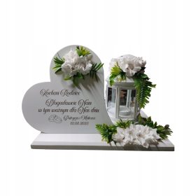    Herz auf einem Denkmal mit einer Laterne, die jede Inschrift schwer trägt