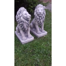  Gartenfiguren eines Löwenpaares