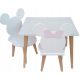  Ein Tisch mit zwei Mouse-Bow-Stühlen
