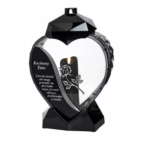    Machen Sie eine Herzkerze für Ihre Mutter mit einem schwarz-silbernen Gedicht