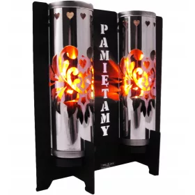    Eine moderne Metallkerze aus Stahl mit der Aufschrift WE REMEMBER