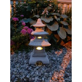    Eine Gartenfigur einer Pagode, eine japanische Lampe, eine Laterne