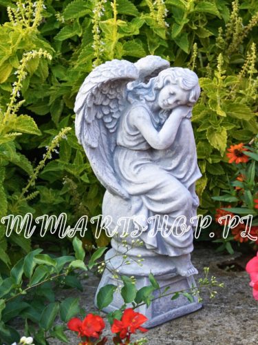  Gartenfigur eines träumenden Engels auf einem Sockel