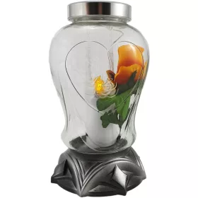    Eine große moderne Solarkerze, eine Herzlaterne mit einer Rose