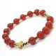  Rosenkranz-Armband an der Karneol-Hand