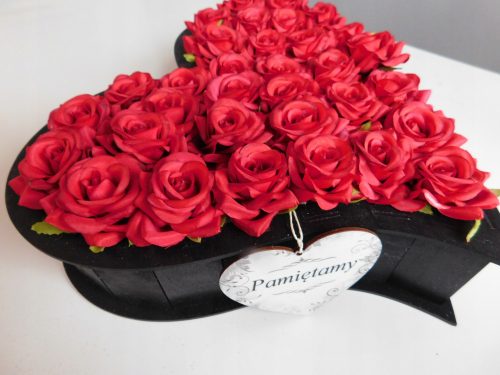 Blumen und Blumensträuße zu Allerheiligen Dekorationskomposition für das Grab zum Oma- und Opatag
