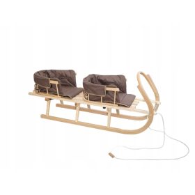    Ein stabiler Zwillingsschlitten aus Holz mit Rückenlehne, ein Schlafsack für ein Kind, ein Wintergeschenk