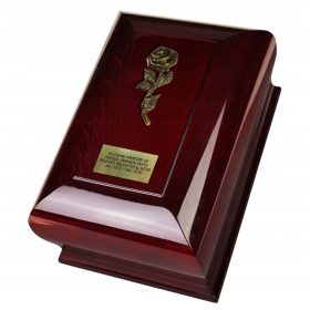   Holzurne für Asche mit einer Rose, hölzerne Bestattungsurne für menschliche Asche