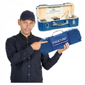    Eine Geschenkbox zum Geburtstag als Dankeschön für einen Polizisten