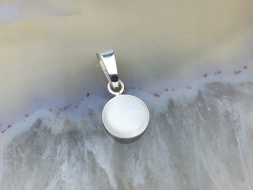  Silberner kleiner weißer Katzenaugenanhänger mit Opalisierung, Sterlingsilber. 925