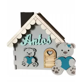  Sparschwein mit einem Namen für ein Mädchen, ein Holzhaus