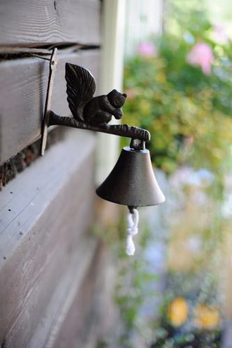  Esschert Design Eichhörnchen-Wandglocke aus Gusseisen