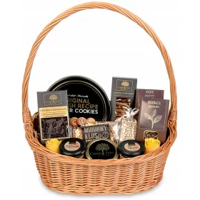    Dunkler Geschenkkorb mit hochwertigen Keksen und Süßigkeiten, Tee und Kerzen