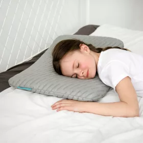   Flaches orthopädisches Kissen für Kinder von 3 bis 16 Jahren mit Bambus-Kissenbezug