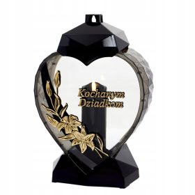    Eine große schwarz-silberne Kerze in Form eines Herzens mit einer Lilienblüte für Großeltern