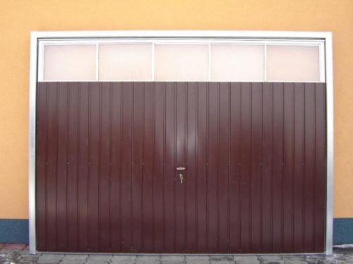 Türen und Tore Kippbares Garagentor + Dachfenster