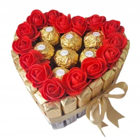    Ein Geschenkset für sie in Form einer herzförmigen Pralinenschachtel, 15 cm