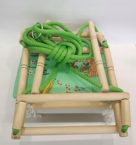 Farbige Holzschaukel für den Garten
