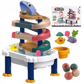 Sandtisch und Wasserrutsche zum Baden am Kindertag