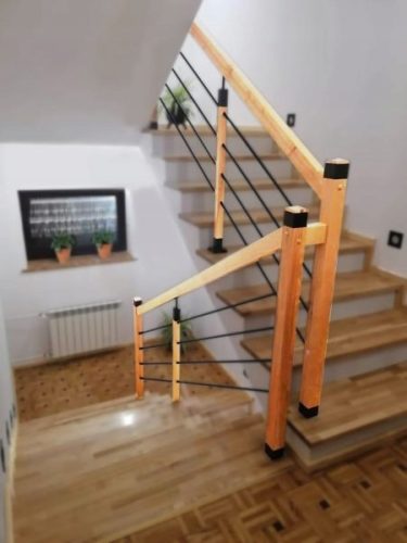 HÖLZERNES TREPPENGELÄNDER, INNENBALUSTRADE