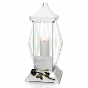    Eine hohe schwarze Fackel mit der Aufschrift „Wer im Andenken anderer lebt, stirbt nicht.“