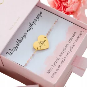    Ein Armband für einen Freund mit eingraviertem Herzen als Geschenk aus vergoldetem Stahl