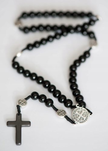  Benediktiner-Rosenkranz für Männer aus Onyxsteinen an einer Schnur mit Beutel