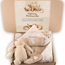    SET für ein Baby, ein Handtuch, ein Pucktuch mit Namen + ein Plüschhase