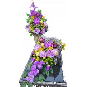    Ein Satz Grabsteine, ein Blumenstrauß für das Grab, ein Allerheiligenkorb