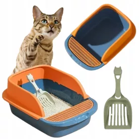    Eine offene Katzentoilette mit Schaufel, ein Set aus einer Katzentoilette mit hohem Rand und einer Toilette