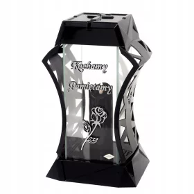    Eine moderne Kerze mit origineller Form und einem goldenen Rosensymbol