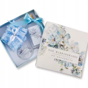    Ein GESCHENK für die Braut in einer Schachtel. Etwas Blaues für den Hochzeitstag