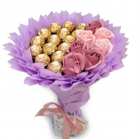    Blumenstrauß und Rosen von Ferrero Rocher. Geburtstagsgeschenk. Hochzeitstag. Gemeinschaft