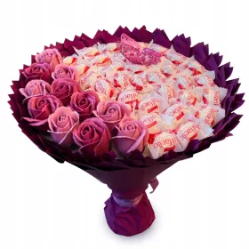    Süßer Blumenstrauß mit Raffaello- und Seifenrosen. Geschenk zum Geburtstag oder zur Hochzeit