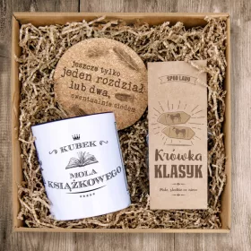    Ein Set für einen Bücherwurm mit einer Tasse, Süßigkeiten und einem Tischset